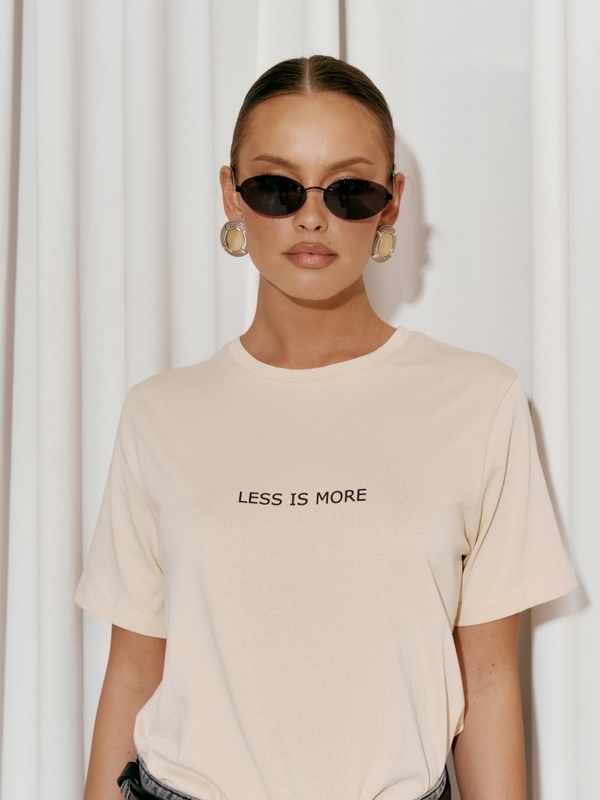 T-shirt Less Is More Beżowy